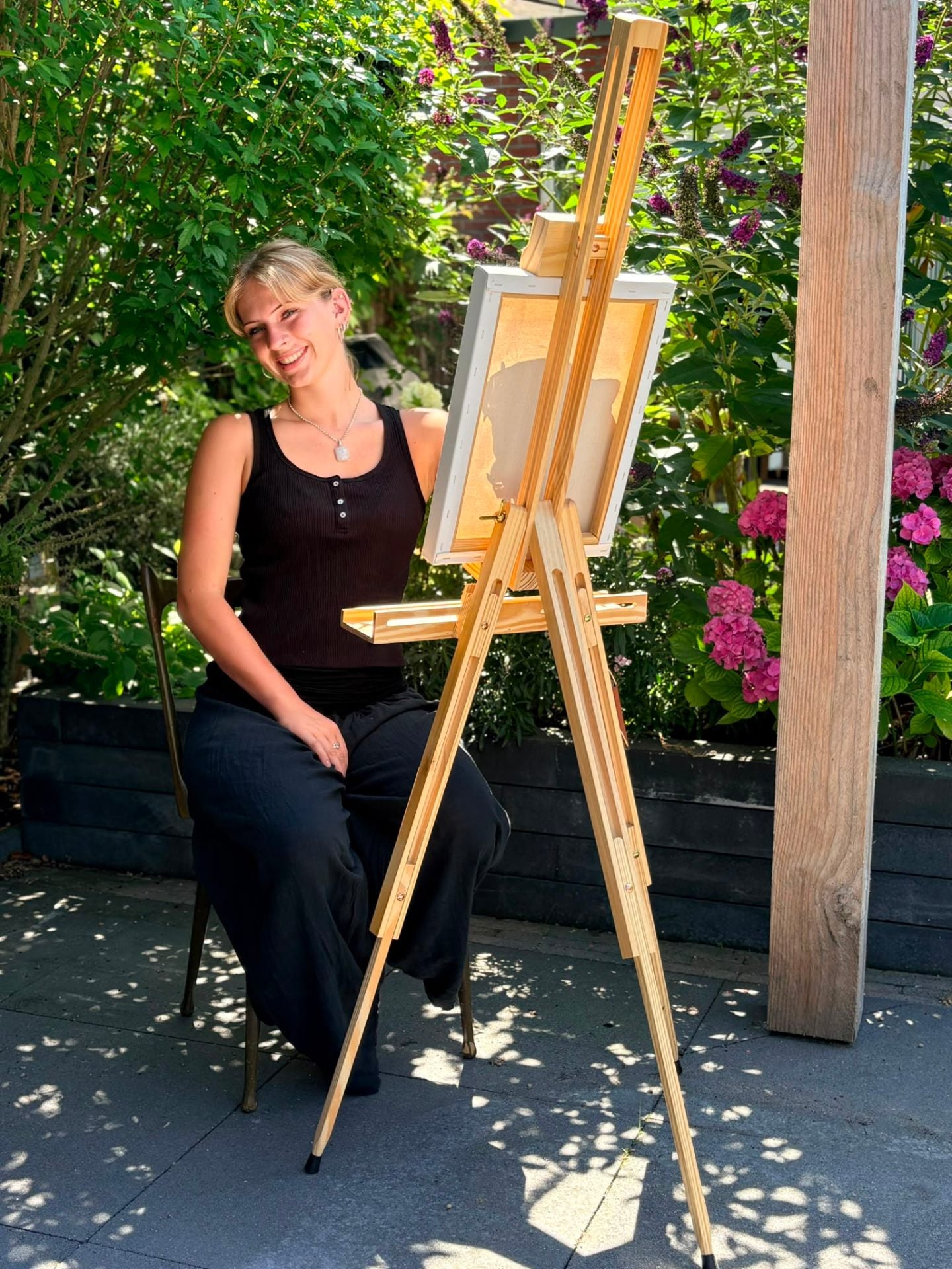 Portret van Tess van Weelden in haar studio
